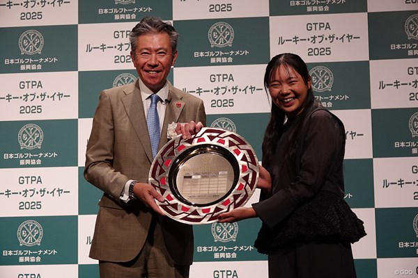サントリー社長の鳥井信宏・GTPA理事長とほほ笑む菅楓華