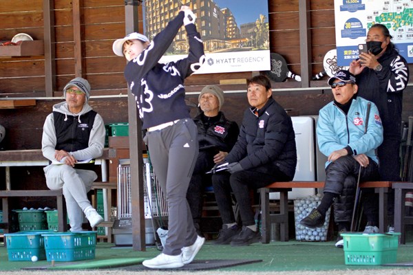 今年のジャンボアカデミーセレクションに立ち会った尾崎健夫（右端）と直道（右から2人目）