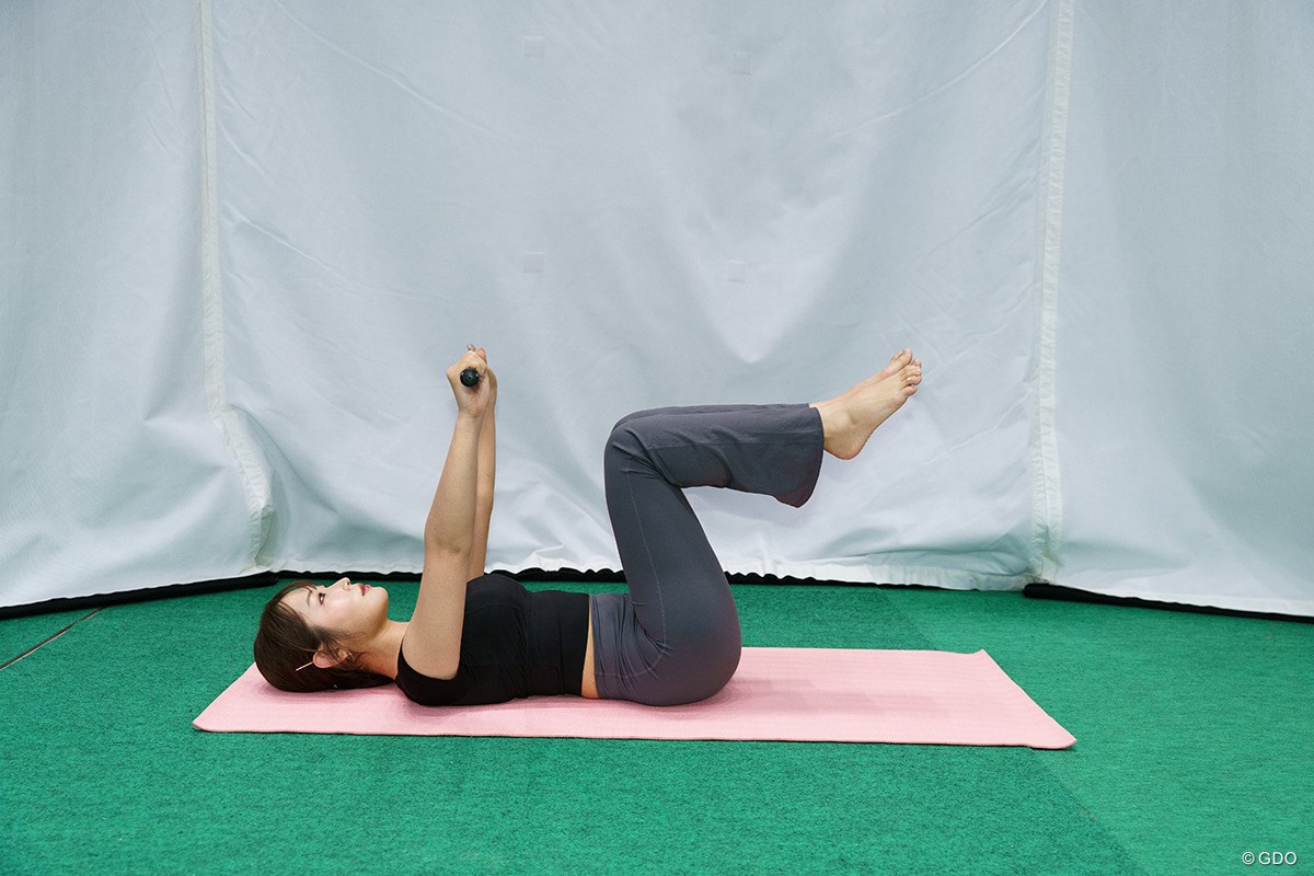 年末年始はコレで決まり！「紅白」見ながらコアに刺激を注入 ／ゴルファーのための体幹トレーニンVol.4 捻じった体を元に戻します