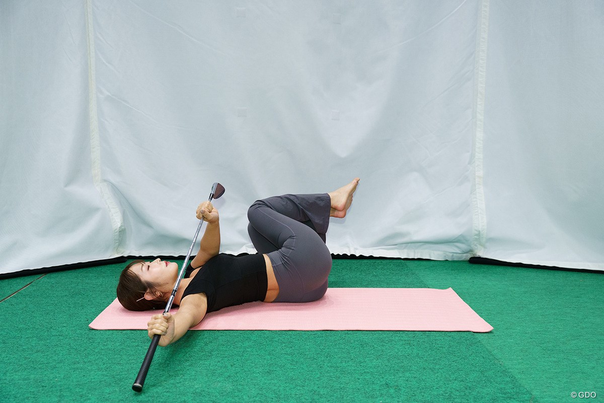 年末年始はコレで決まり！「紅白」見ながらコアに刺激を注入 ／ゴルファーのための体幹トレーニンVol.4 上半身は右に捻り、下半身は左に倒して捻転させます