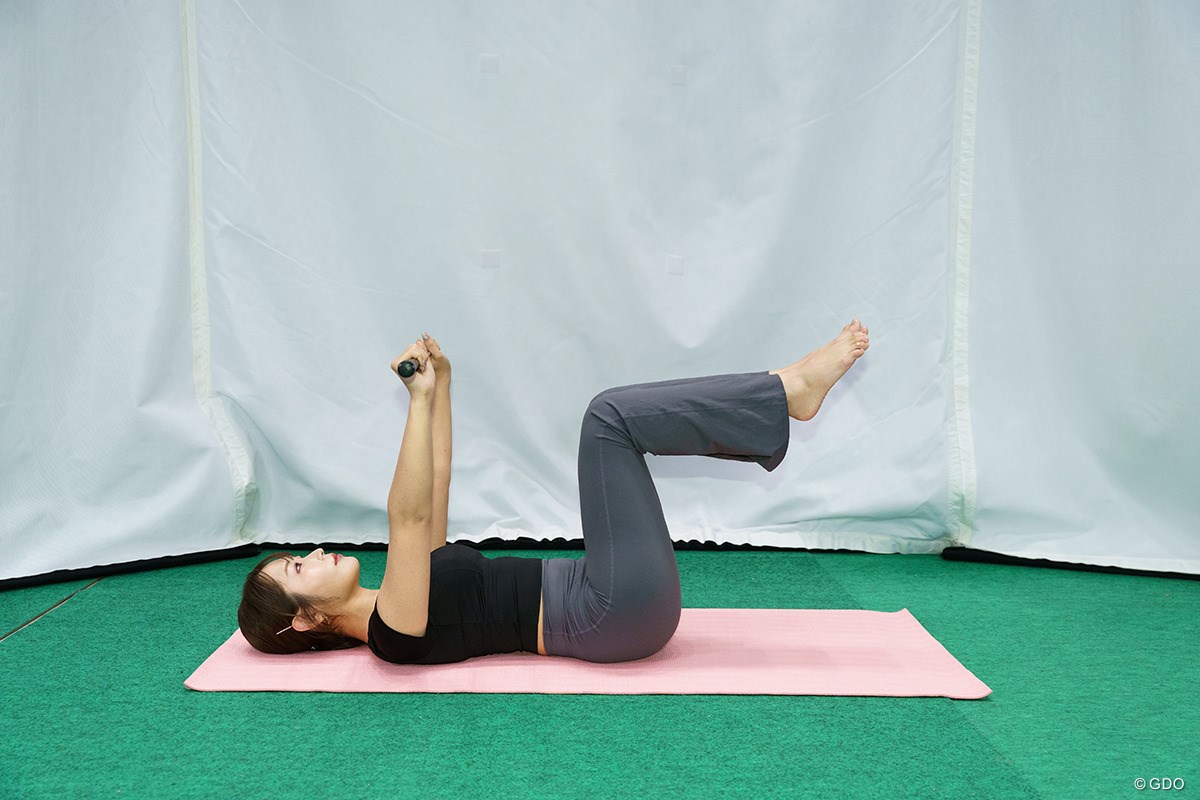 年末年始はコレで決まり！「紅白」見ながらコアに刺激を注入 ／ゴルファーのための体幹トレーニンVol.4 足を上げてひざの角度を90度にキープ