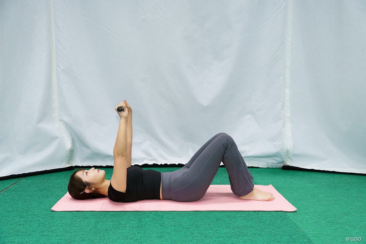 年末年始はコレで決まり！「紅白」見ながらコアに刺激を注入 ／ゴルファーのための体幹トレーニンVol.4 ひざを曲げて、両腕を伸ばしてクラブを掲げます