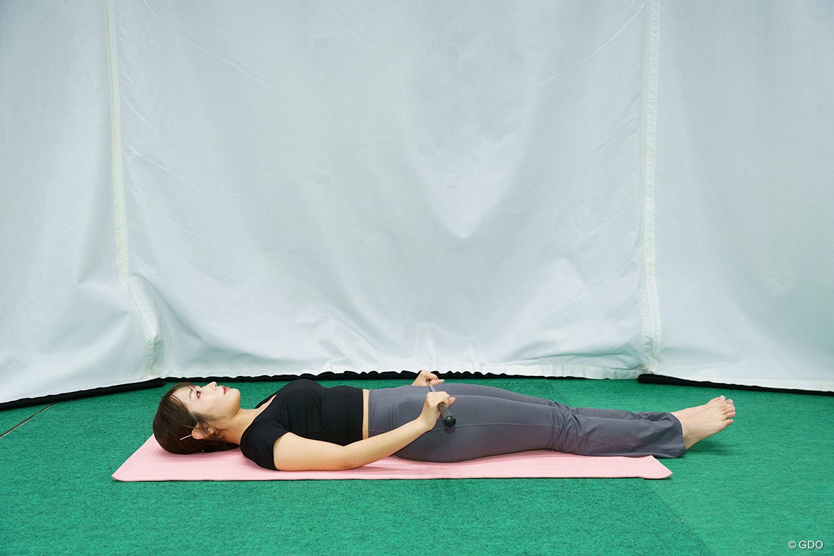 年末年始はコレで決まり！「紅白」見ながらコアに刺激を注入 ／ゴルファーのための体幹トレーニンVol.4 頭、背中、お尻まで隙間を作らずに寝そべります