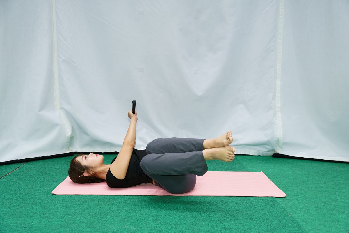 年末年始はコレで決まり！「紅白」見ながらコアに刺激を注入 ／ゴルファーのための体幹トレーニンVol.4 続いて上体を左に捻じり、下半身を右に倒します