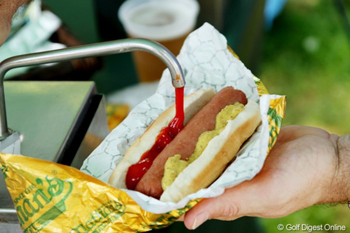 アメリカのランチといえば、ハンバーガーかホットドッグ。屋外で食べると格別です 2011年 全米オープン 3日目 ホットドッグ
