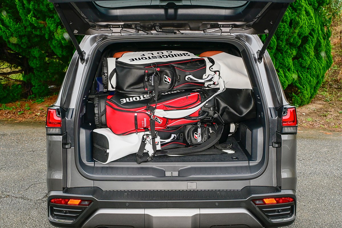 クルマはゴルフギアである 4人乗車時を想定してツアータイプのキャディバッグ4個を積んだ様子