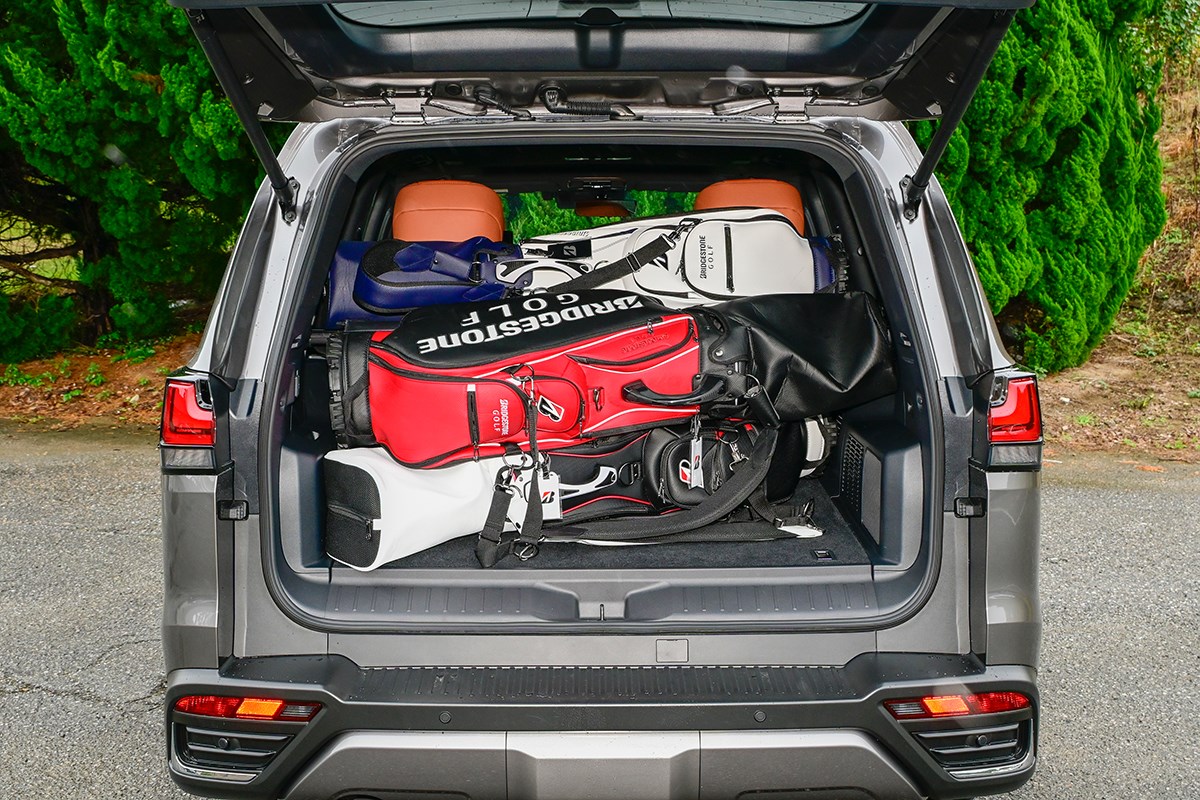 クルマはゴルフギアである 後席を倒さずツアータイプのキャディバッグ3個を積載できる