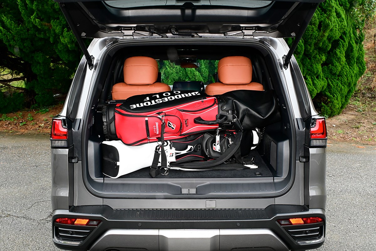 クルマはゴルフギアである ツアータイプのキャディバッグ2個を積んだ状態