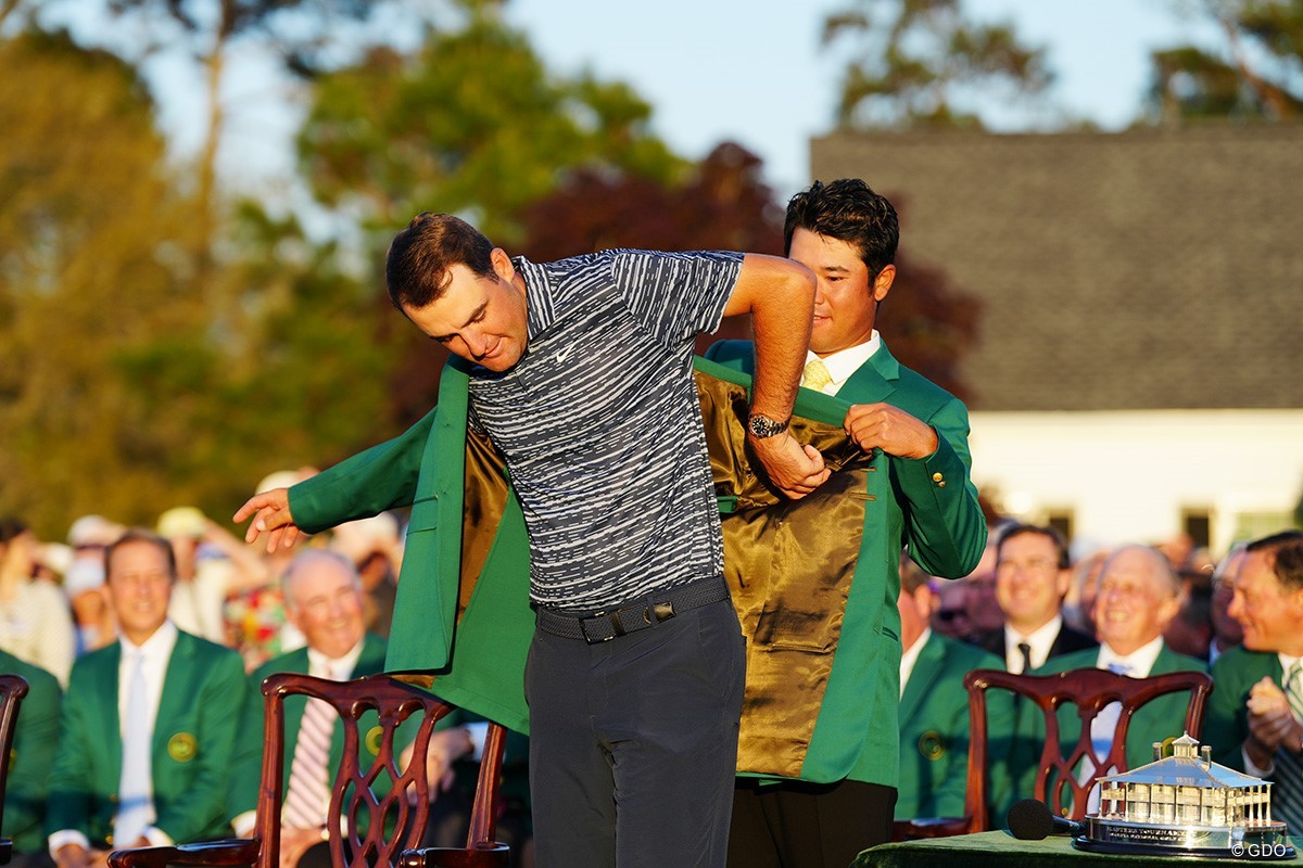 2022年のマスターズでは優勝したシェフラーにグリーンジャケットを授与した