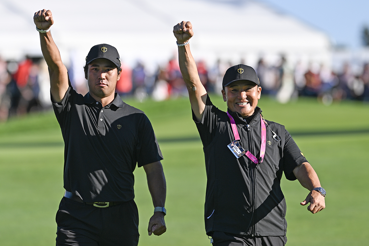 24年のプレジデンツカップ。シェフラーを破った松山は副キャプテンの丸山茂樹と喜んだ(Keyur Khamar／PGA TOUR via Getty Images)