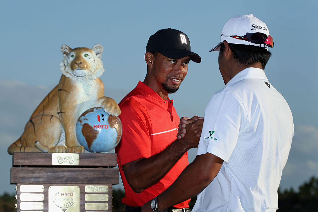 40歳当時のウッズ。2016年12月に出場したヒーローワールドチャレンジで優勝した松山英樹をたたえた（タイガー・ウッズは優勝した松山英樹とガッチリ握手 （Christian Petersen/Getty Images））