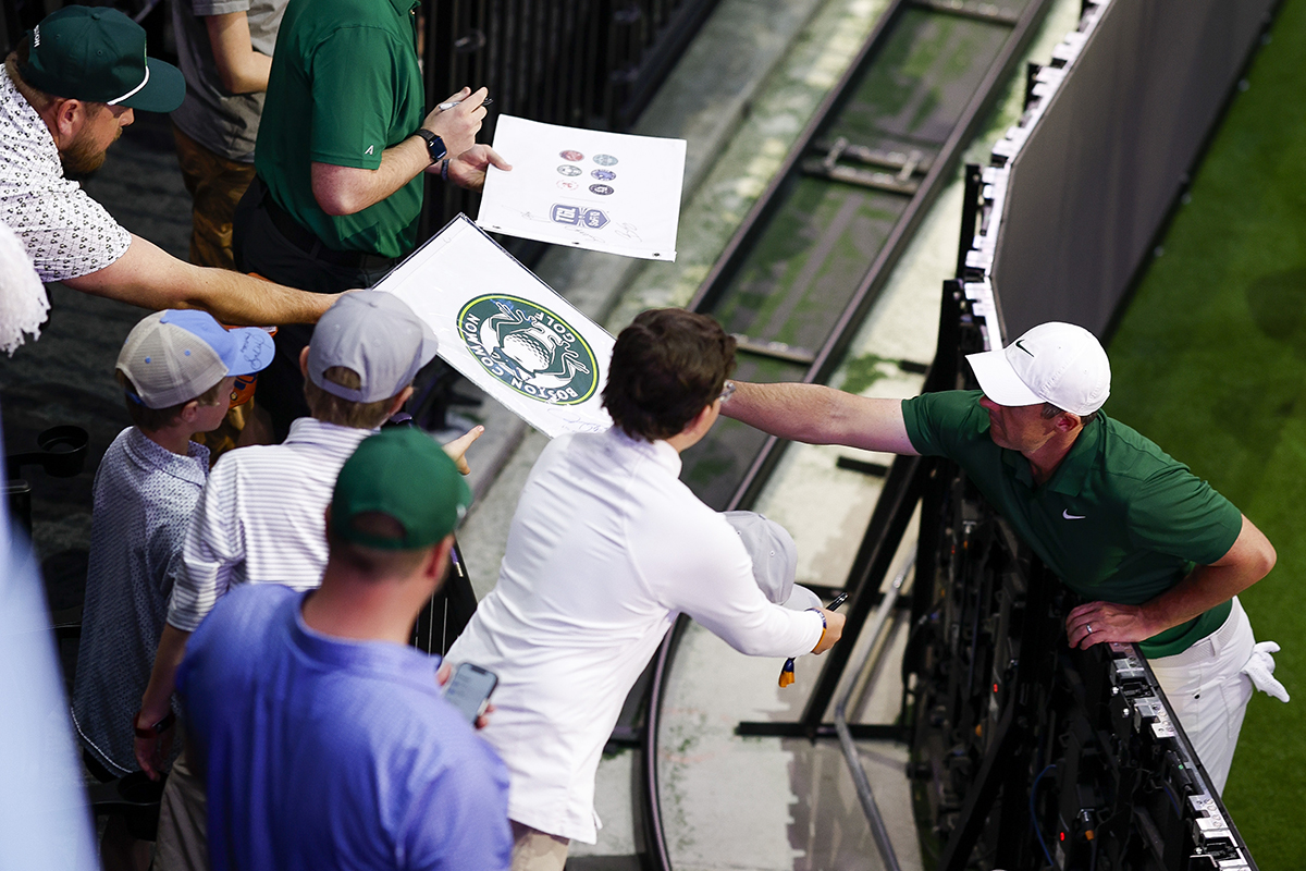 マキロイはファンにサイン（TGL） 2026年 TGL第2戦 ロリー・マキロイ