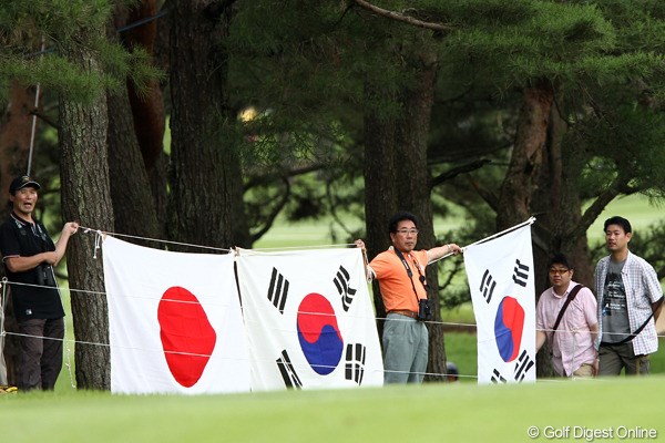 2011年 ニチレイレディス 最終日 応援団 韓国と日本の国旗を持って応援、日の丸は東北の被災者を応援？