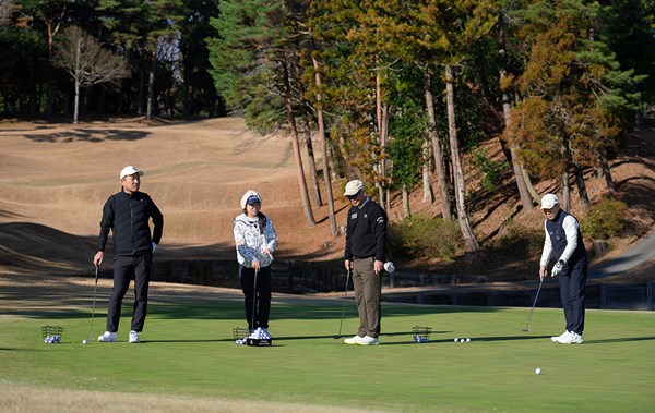 2026年 デサント特集 菅沼菜々はグリーンで参加者にレッスン（撮影：有原裕晶） 有原裕晶