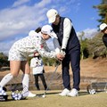 橋添穂のグリップ指導（撮影：有原裕晶）