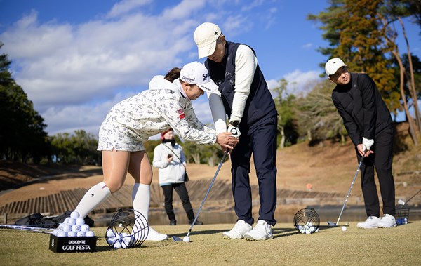 2026年 デサント特集 橋添穂のグリップ指導（撮影：有原裕晶） 有原裕晶