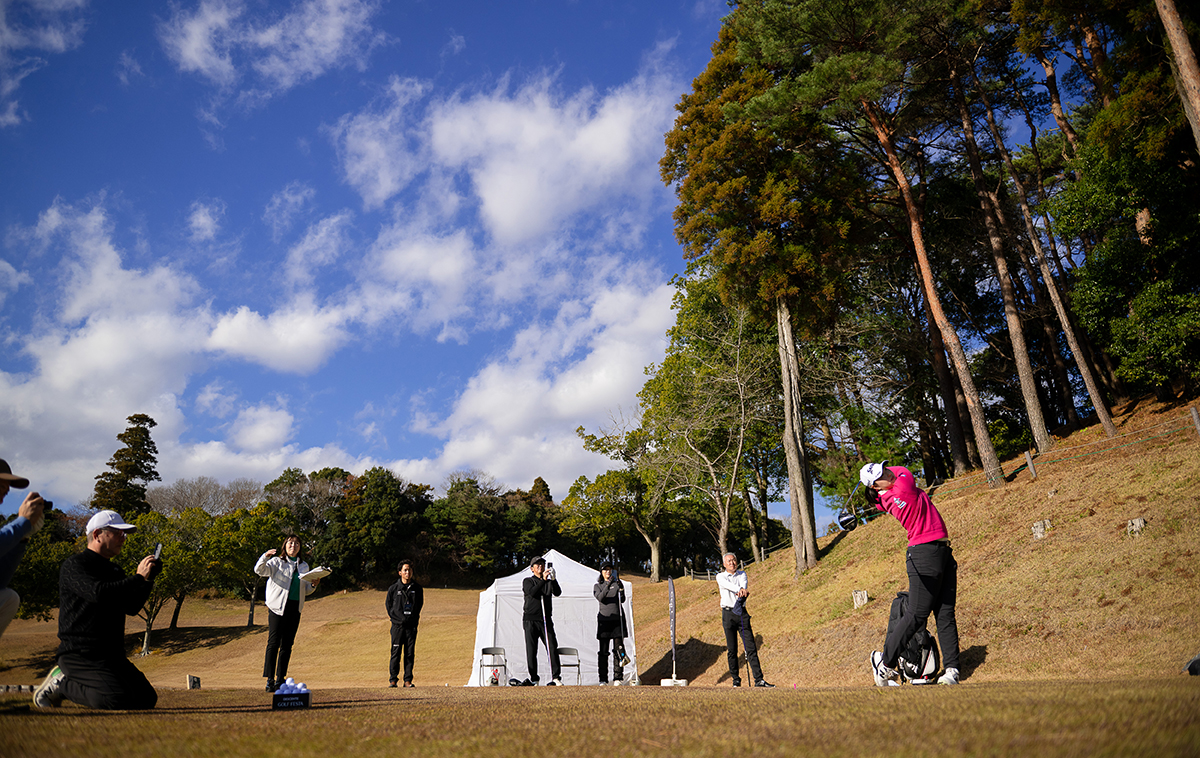 2026年 デサント特集 竹田麗央の圧巻のデモンストレーションショット。これはスマホにおさめないと（撮影：有原裕晶）