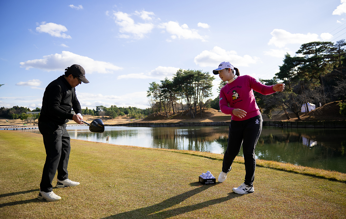 2026年 デサント特集 池越えチャレンジでアドバイスする竹田麗央（撮影：有原裕晶）