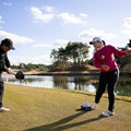 池越えチャレンジでアドバイスする竹田麗央（撮影：有原裕晶）