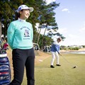 神谷そらは参加者のチャレンジを笑顔で見守る。ペンギンロゴのクルーネックセーターは竹田と色違いのおそろいコーデ（撮影：有原裕晶）
