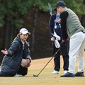 飛ばしのコツを伝授する稲垣那奈子（デサント提供）