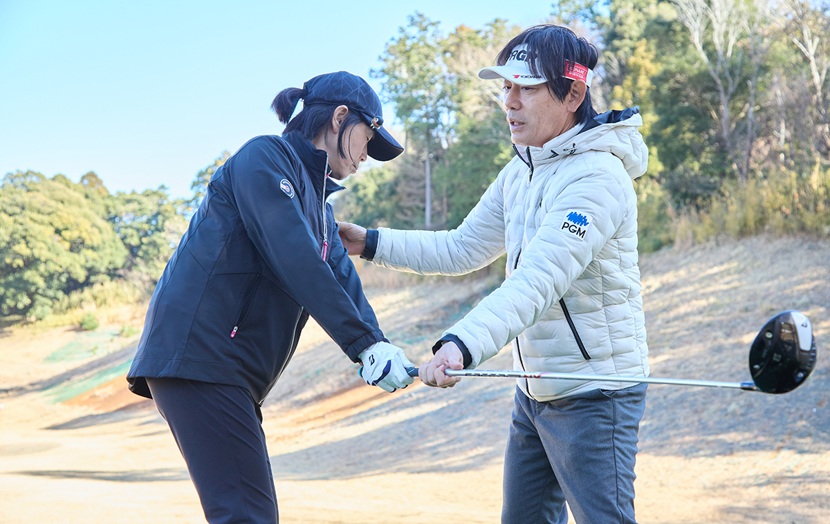 2026年 デサント特集 内藤プロコーチによるスイング指導も（デサント提供）