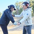内藤プロコーチによるスイング指導も（デサント提供）