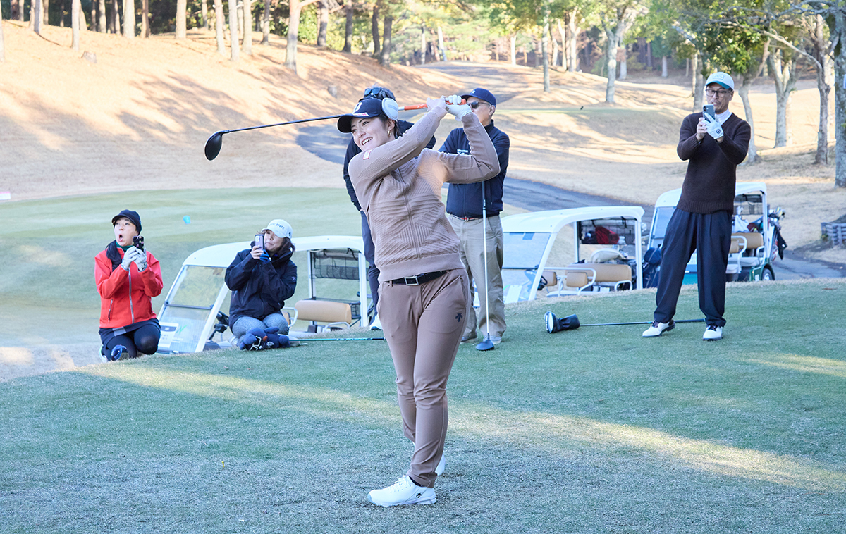 2026年 デサント特集 豪快なショットを披露する渡邉彩香（デサント提供）