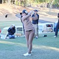 豪快なショットを披露する渡邉彩香（デサント提供）