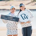 ルコックスポルティフを着用する橋添穂と菅沼菜々。イベントでは「リバーシブルフーディーブルゾン」のおそろいコーデ（デサント提供）
