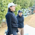 デサントゴルフのウェアを着用する荒川怜郁と渡邉彩香（デサント提供）