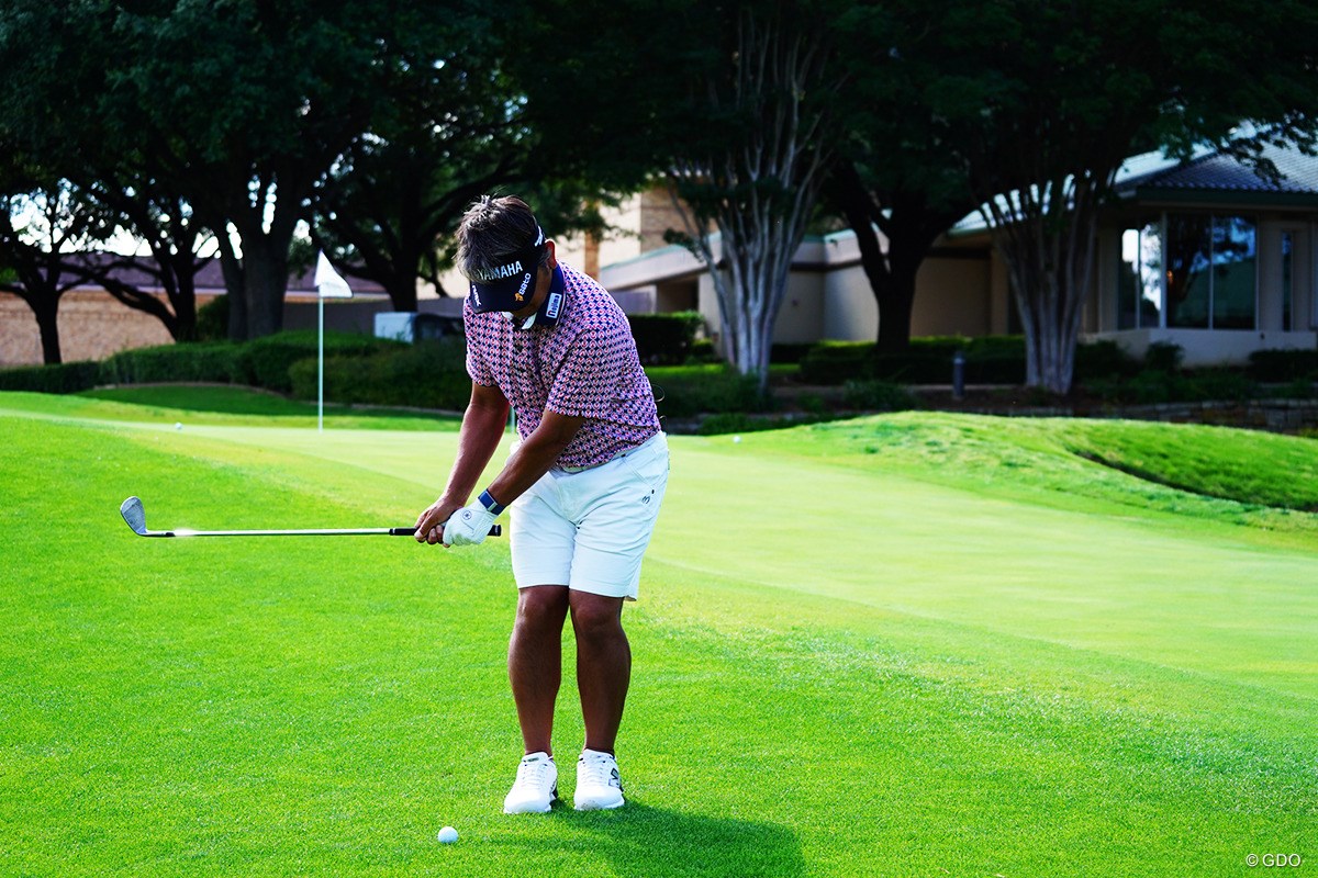 手前の段に当ててあとは「エンジンブレーキ」でトロトロと【藤田寛之アプローチのレシピ#14／2段グリーンへのアプローチ】 ボール位置は右足外側