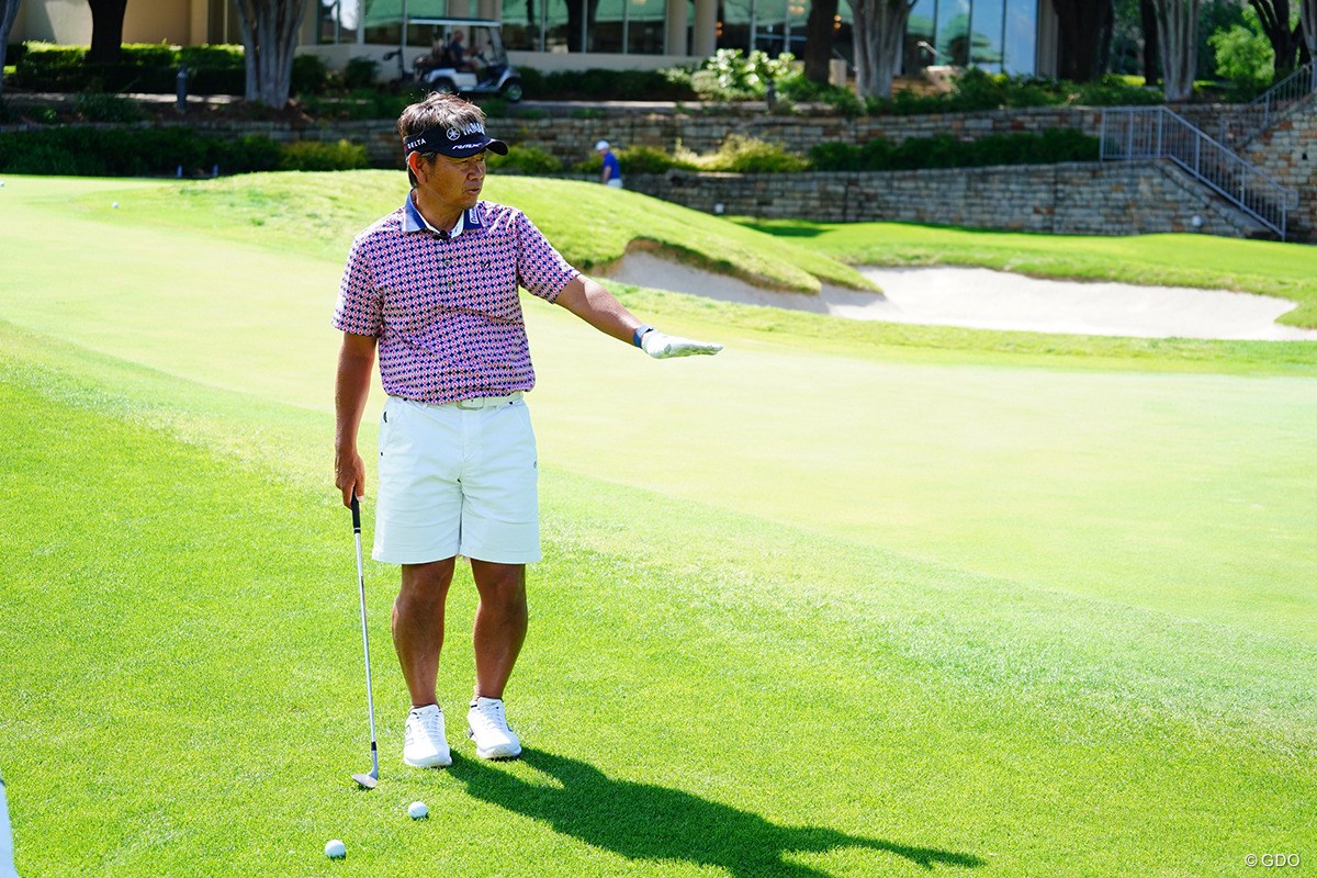 手前の段に当ててあとは「エンジンブレーキ」でトロトロと【藤田寛之アプローチのレシピ#14／2段グリーンへのアプローチ】