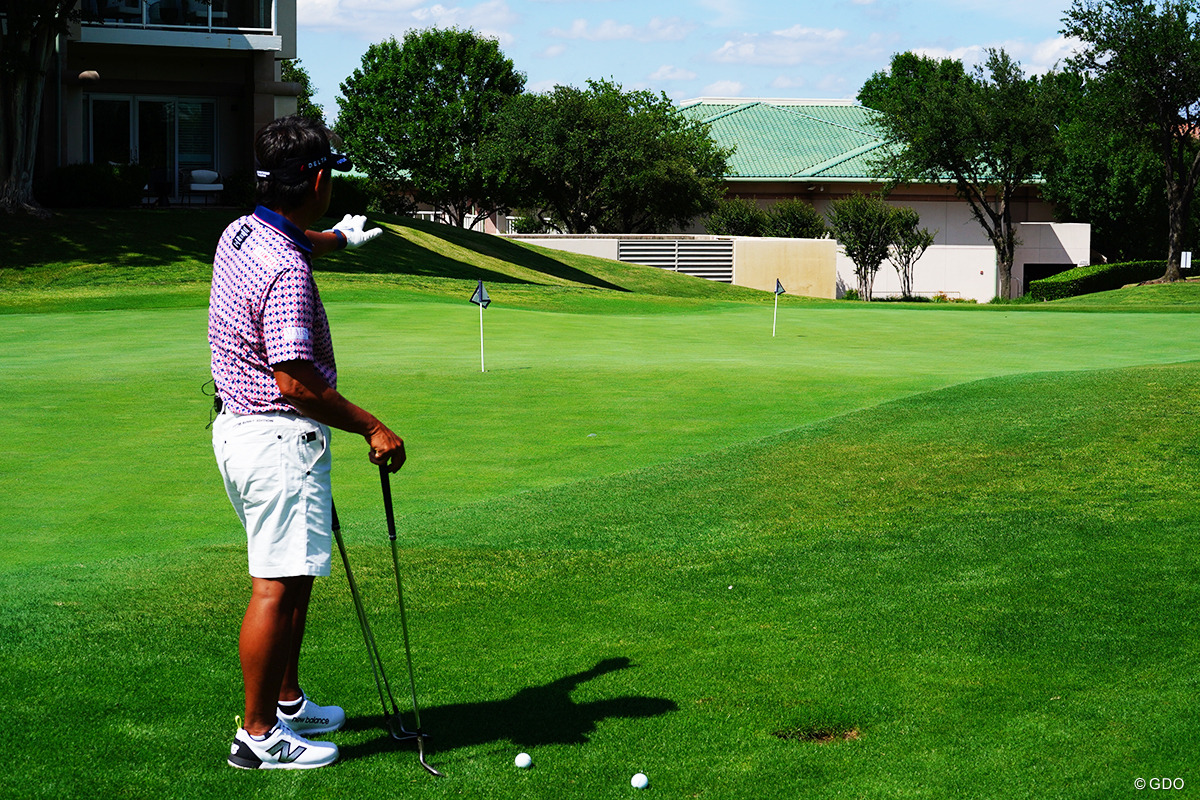 手前の段に当ててあとは「エンジンブレーキ」でトロトロと【藤田寛之アプローチのレシピ#14／2段グリーンへのアプローチ】