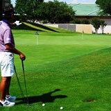 手前の段に当ててあとは「エンジンブレーキ」でトロトロと【藤田寛之アプローチのレシピ#14/2段グリーンへのアプローチ】