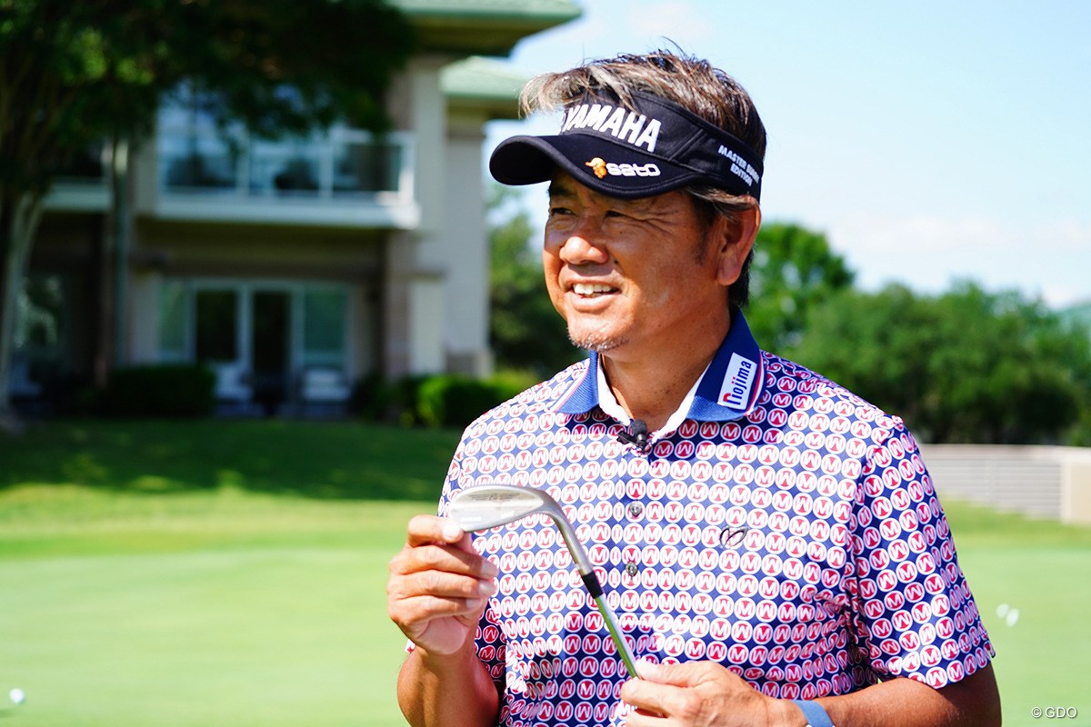 手前の段に当ててあとは「エンジンブレーキ」でトロトロと【藤田寛之アプローチのレシピ#14／2段グリーンへのアプローチ】