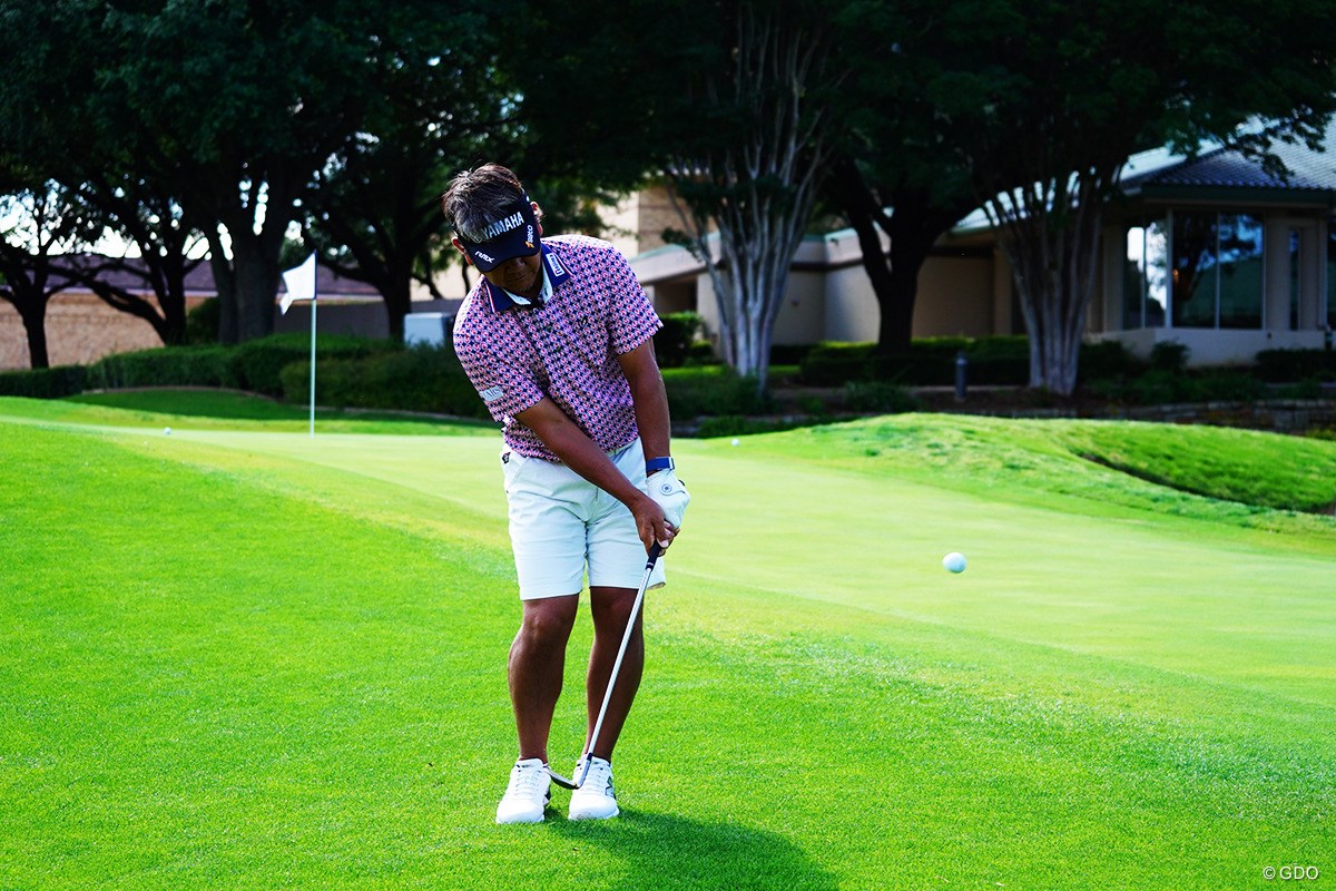 手前の段に当ててあとは「エンジンブレーキ」でトロトロと【藤田寛之アプローチのレシピ#14／2段グリーンへのアプローチ】 球は低く出ていく