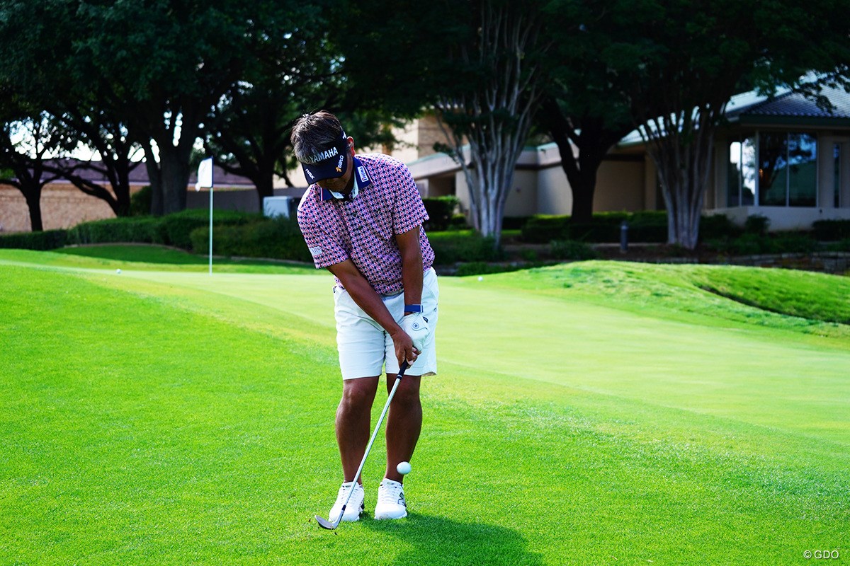 手前の段に当ててあとは「エンジンブレーキ」でトロトロと【藤田寛之アプローチのレシピ#14／2段グリーンへのアプローチ】 ハンドファーストでインパクト