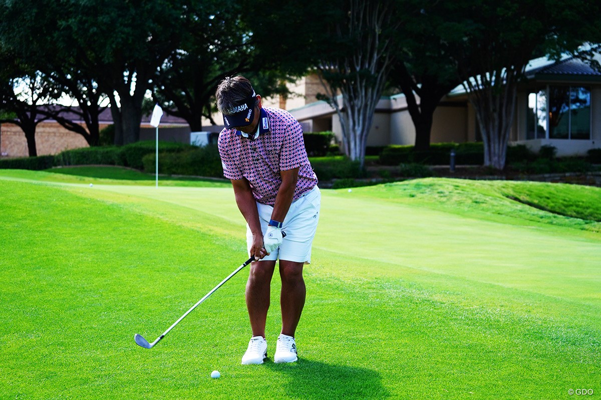 手前の段に当ててあとは「エンジンブレーキ」でトロトロと【藤田寛之アプローチのレシピ#14／2段グリーンへのアプローチ】 上から当てに行く