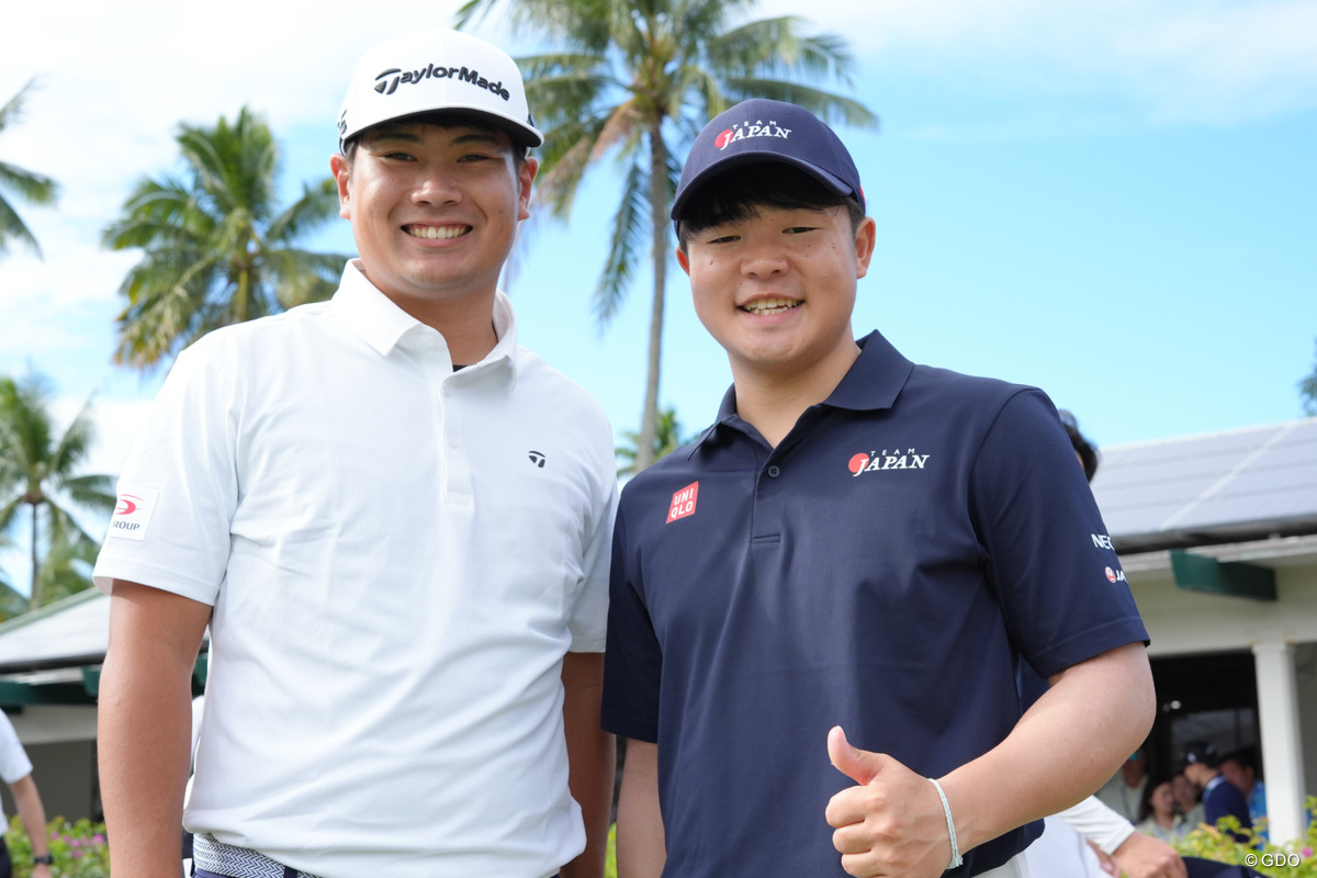 PGAツアーで戦う久常涼（左）と一緒に。16歳の長崎大星がデビューする