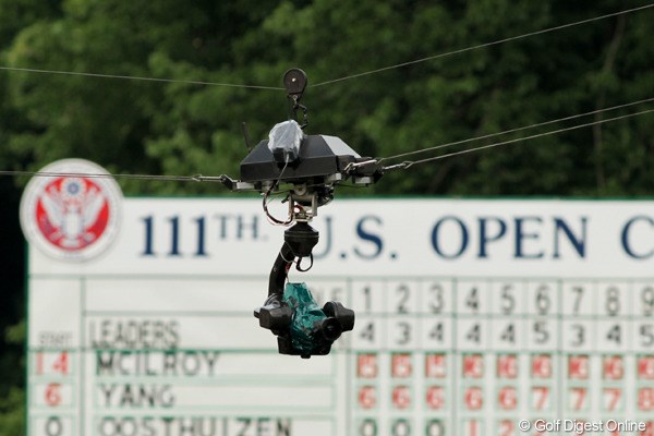 2011年 全米オープン 最終日 TVカメラ 10番のティグラウンドからグリーンまで、移動式カメラが空中を移動