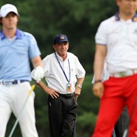 PGAツアーのコミッショナーのフィンチェム氏がマキロイとヤンのプレーを間近で観戦。マキロイに米ツアー参戦を熱望？ 2011年 全米オープン 最終日 ティム・フィンチェム会長