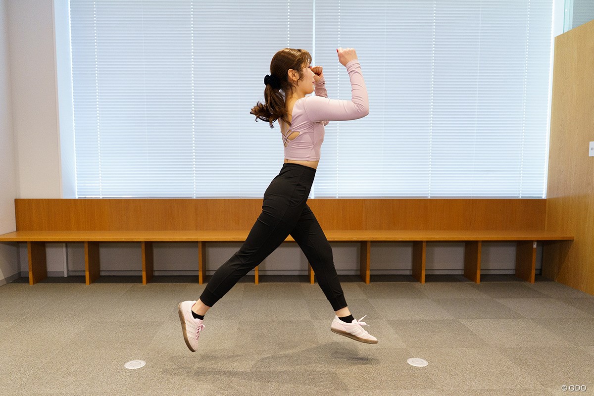 スイングのキレが増し増しに！「足の入れ替えジャンプ」／冬の飛距離UPブートキャンプVol.2 再び足を開いて腰を落としていく