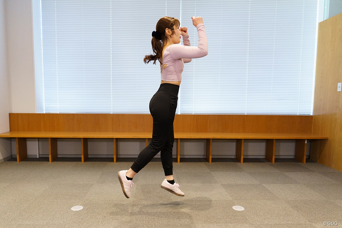 スイングのキレが増し増しに！「足の入れ替えジャンプ」／冬の飛距離UPブートキャンプVol.2 左足が前に来るように