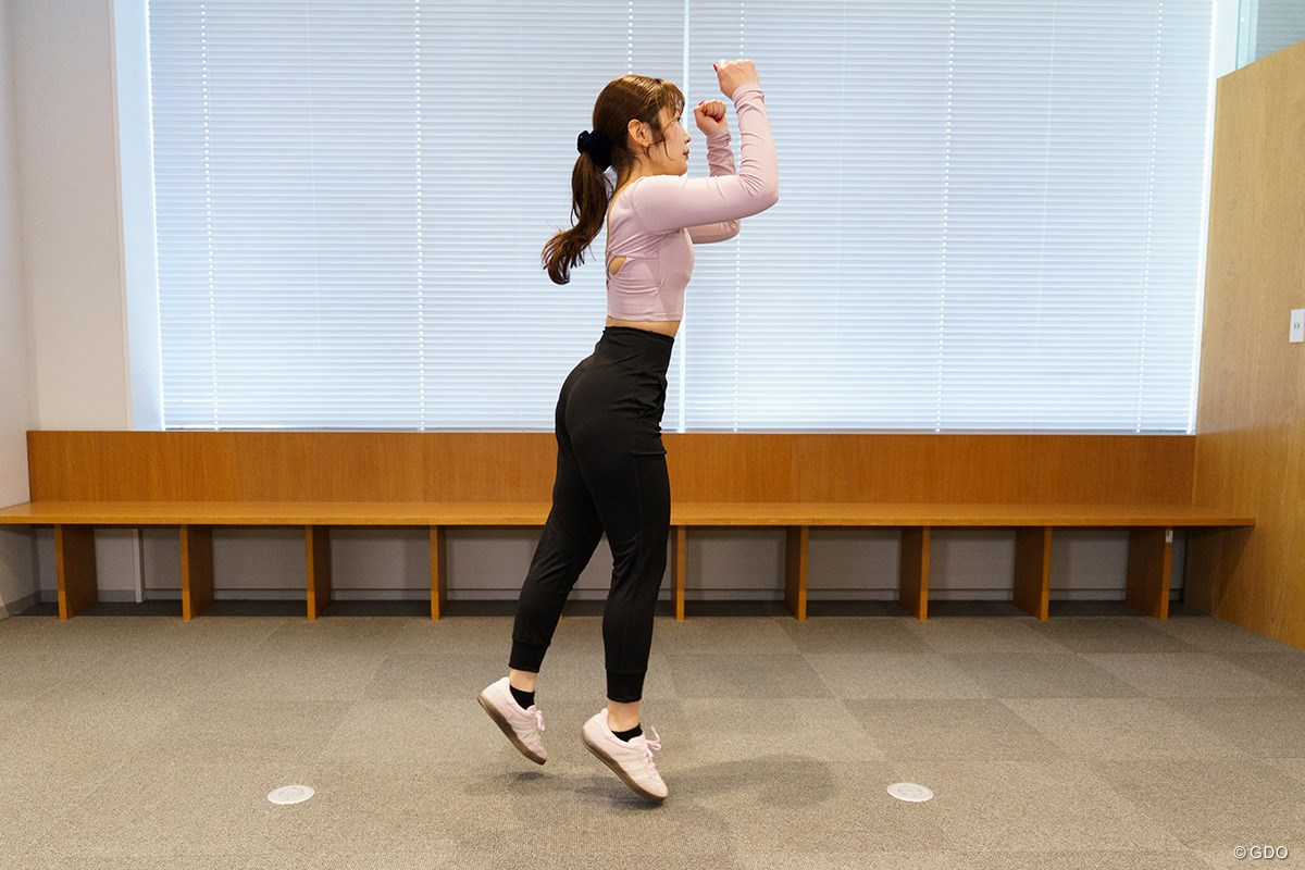 スイングのキレが増し増しに！「足の入れ替えジャンプ」／冬の飛距離UPブートキャンプVol.2 ジャンプと同時に足を入れ替える