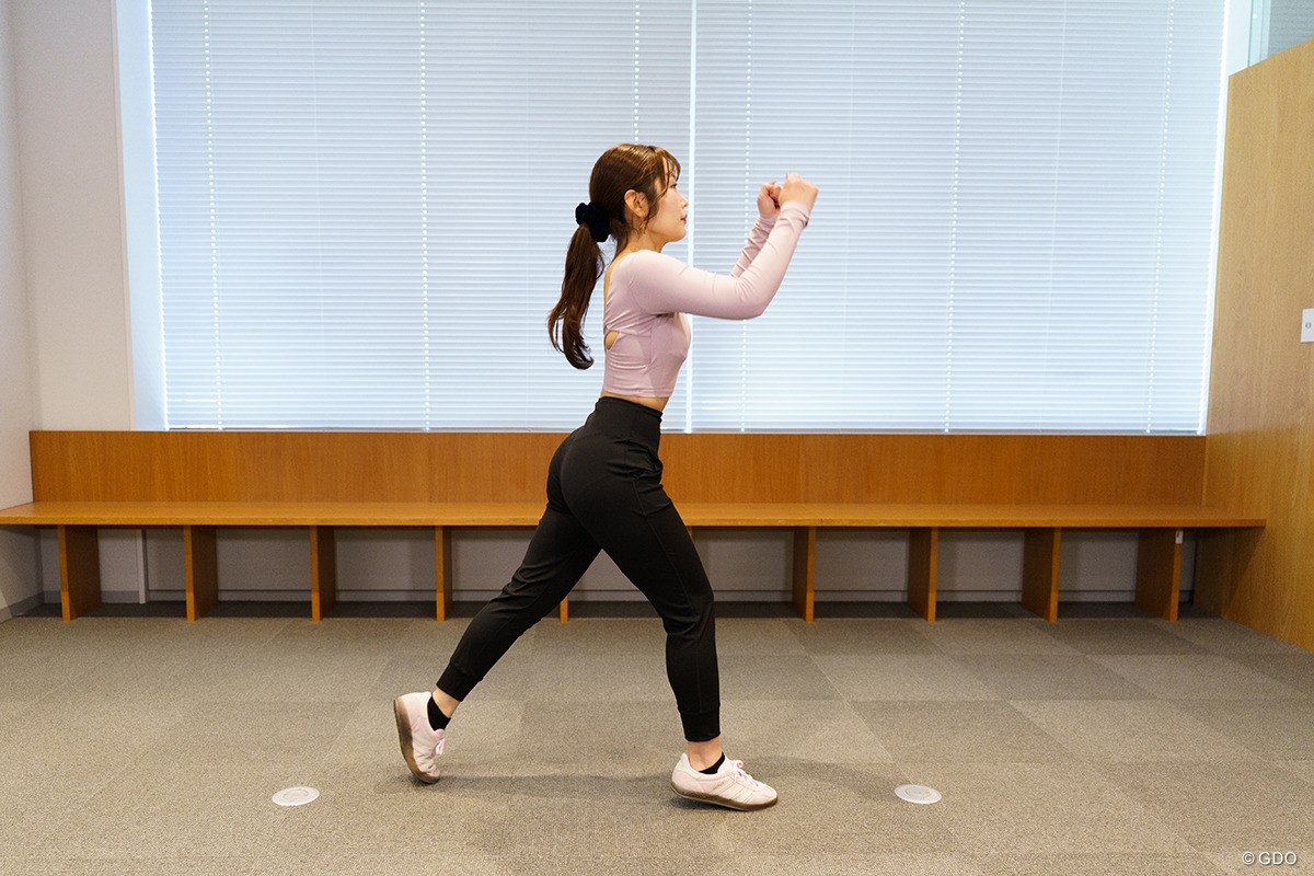 スイングのキレが増し増しに！「足の入れ替えジャンプ」／冬の飛距離UPブートキャンプVol.2 真下に一旦しゃがんでから手の反動をつけてジャンプ