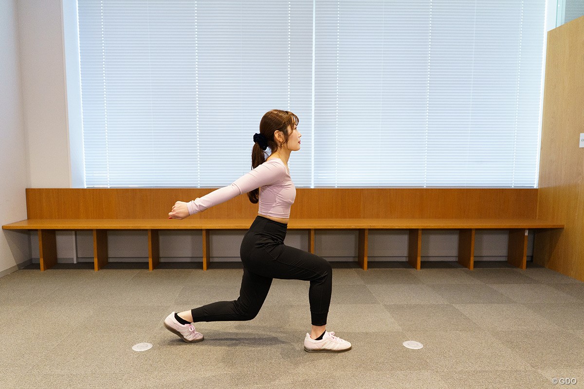 スイングのキレが増し増しに！「足の入れ替えジャンプ」／冬の飛距離UPブートキャンプVol.2 足を前後に開いてひざを軽く曲げる
