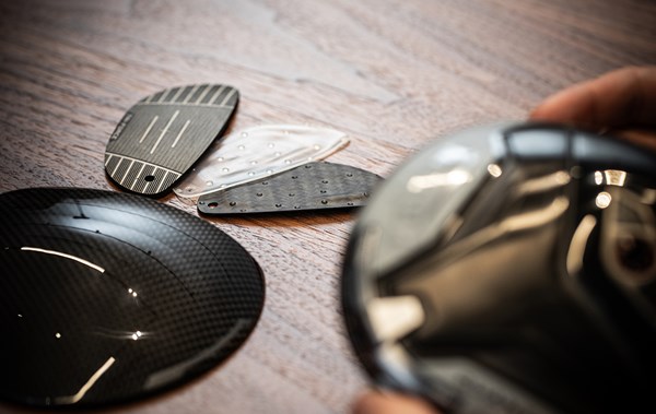 2026年 キャロウェイ特集 表面のチタンは前作のELYTEシリーズのものより14％も薄肉化。チタンとカーボンをつなぐ透明のポリメッシュ（画像はモック）は接着の役割を担う 落合隆仁