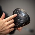 ソールには、3層フェースの重量配分やAIによる試作回数などを記した「スペックシール」が貼られている。小さいがゆえに何が書いてあるか興味がわく