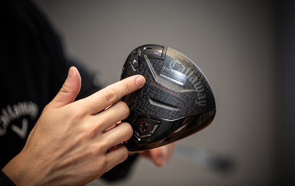 2026年 キャロウェイ特集 ソールには、3層フェースの重量配分やAIによる試作回数などを記した「スペックシール」が貼られている。小さいがゆえに何が書いてあるか興味がわく 落合隆仁